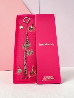 Huda Beauty TRAVEL SPRAY FRAGRANCE HOLDER WITH CHARMS - *fragrance NOT included